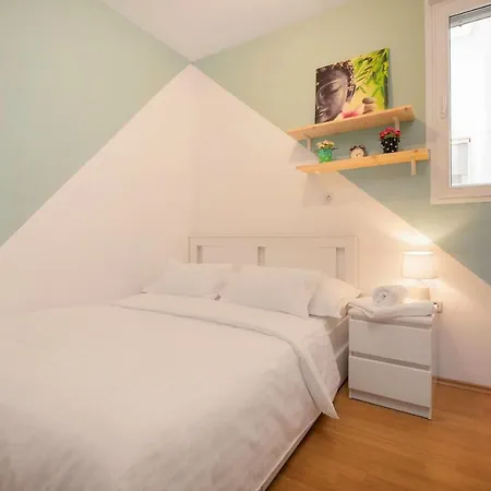 Vibe & Free Garage Apartment Split